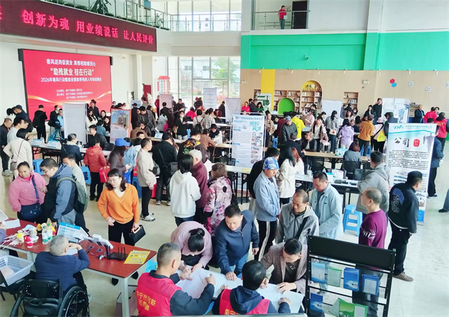 图为招聘会现场 图为招聘会现场