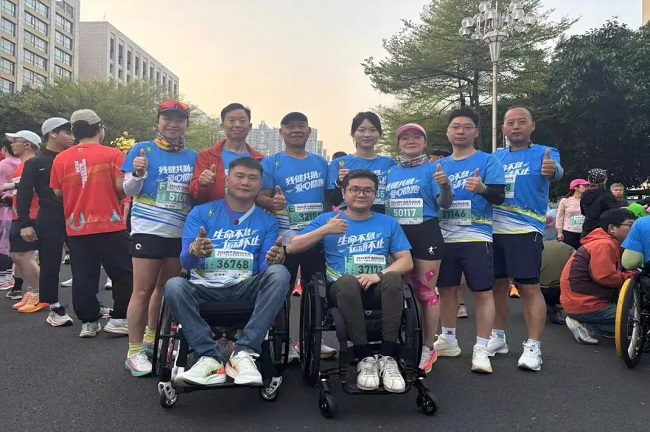 图为肢体残障跑者赛后合影